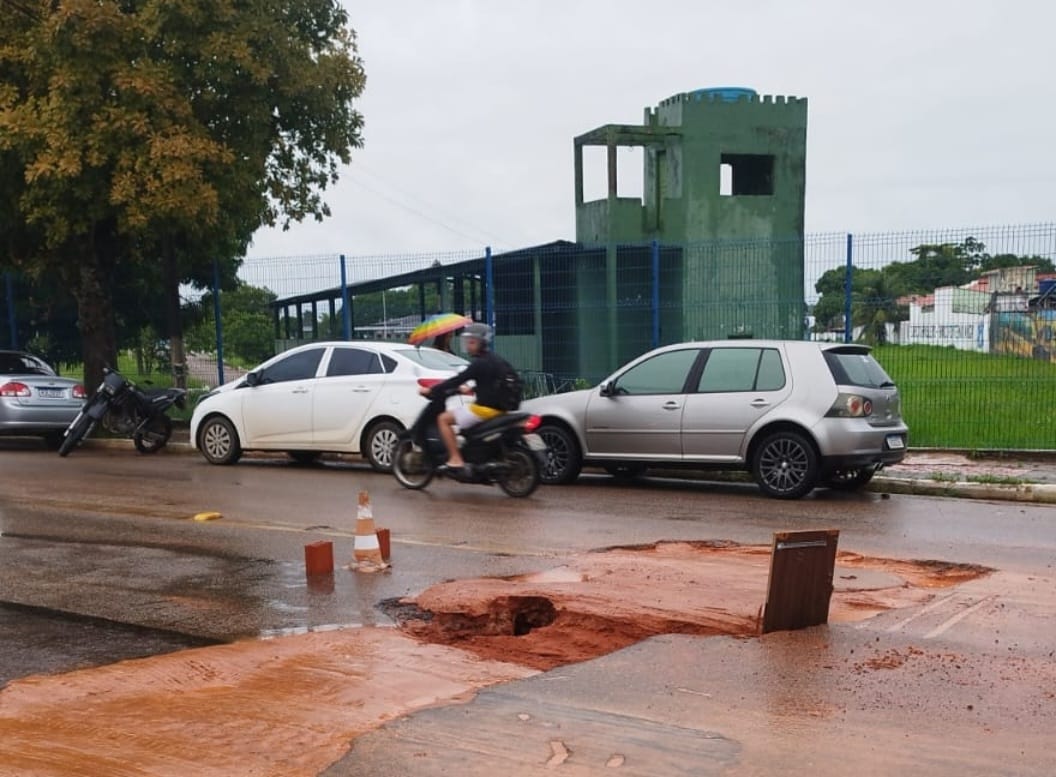 Buraco aberto pela prefeitura e tapado com barro na avenida Nações Unidas causa transtornos após chuva e gera reclamações